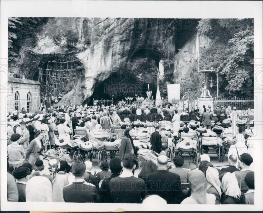 1952 Lourdes France Grotto Press Photo - Historic Images