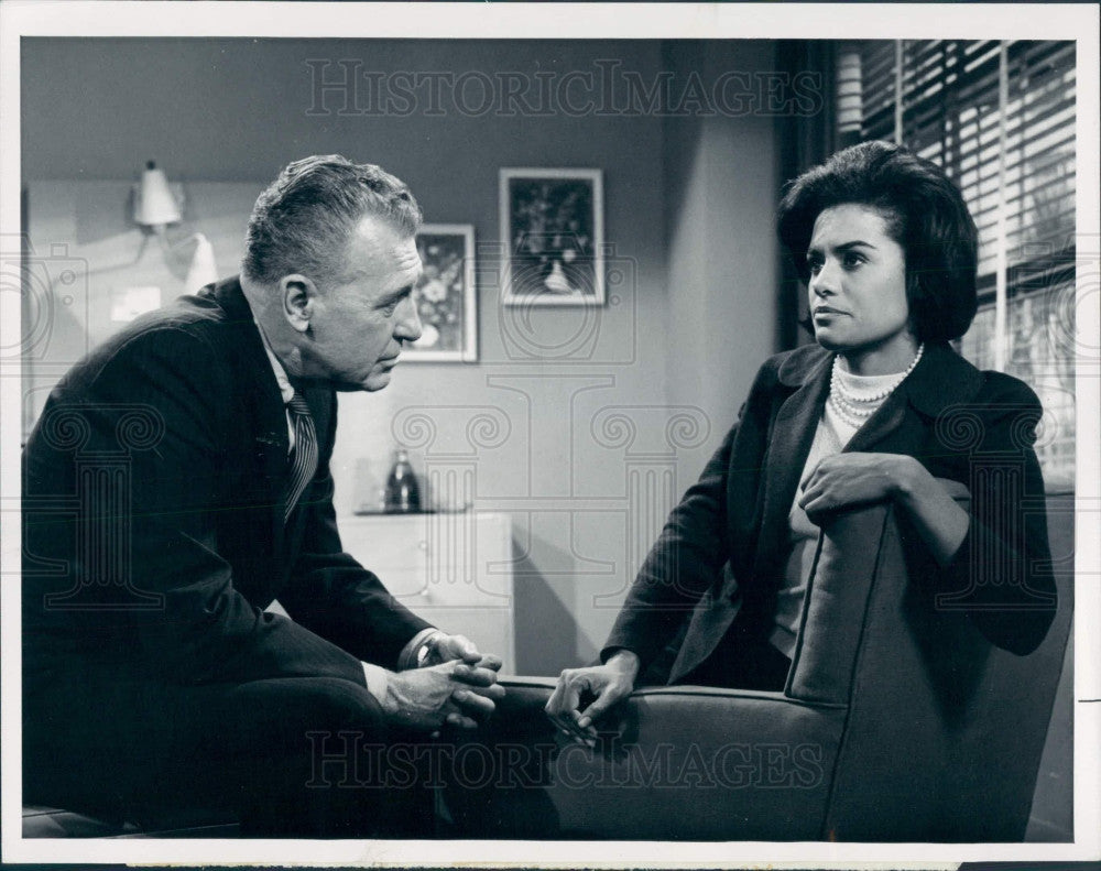 1964 Actors Barbara McNair &amp; Ralph Bellamy Press Photo - Historic Images