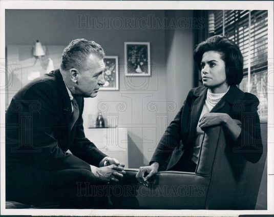 1964 Actors Barbara McNair & Ralph Bellamy Press Photo - Historic Images