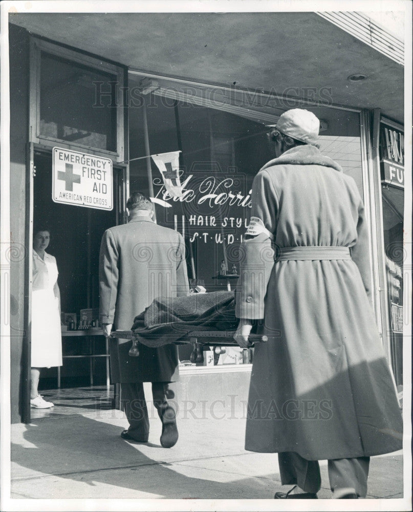 1951 Red Cross Beauty Salon Press Photo - Historic Images