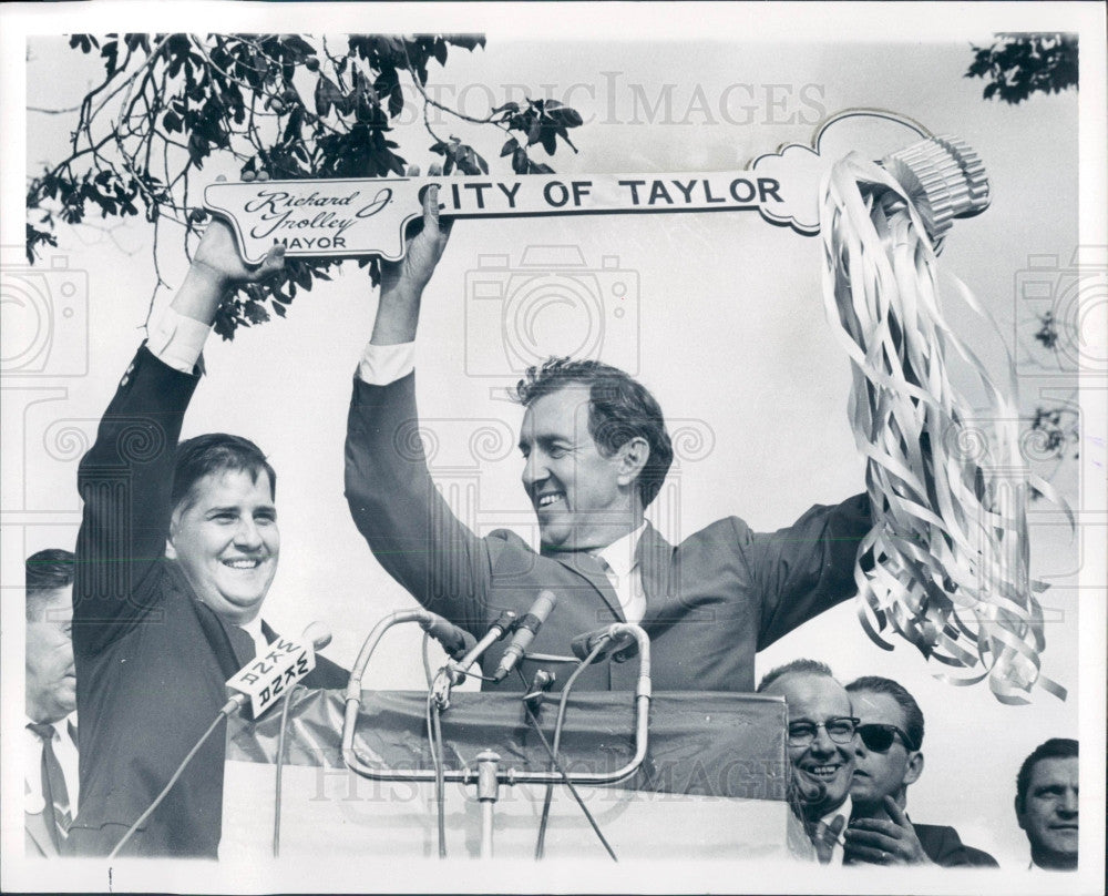 1968 Sen Edmund Muskie Key to City Detroit Press Photo - Historic Images