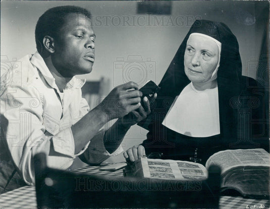 1963 Actors Sidney Poitier & Lilia Skala Press Photo - Historic Images