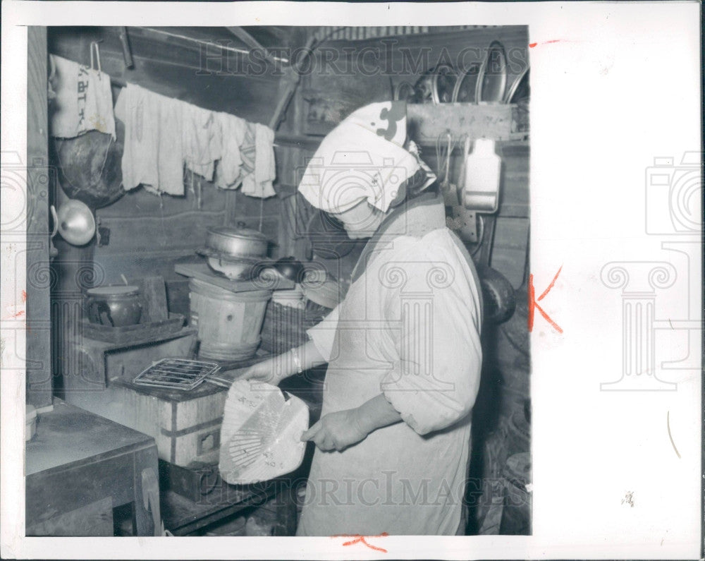 1962 Japan Elderly Woman Cooking Press Photo - Historic Images