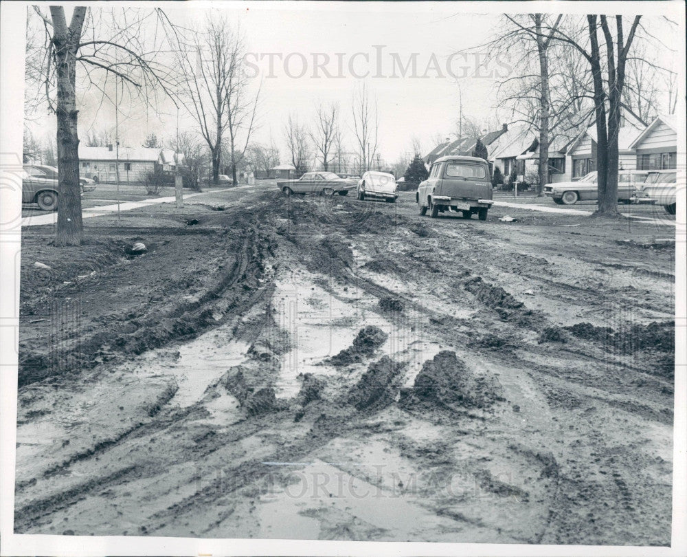 1967 Taylor Twp MI Cars Stuck in Mud Press Photo - Historic Images