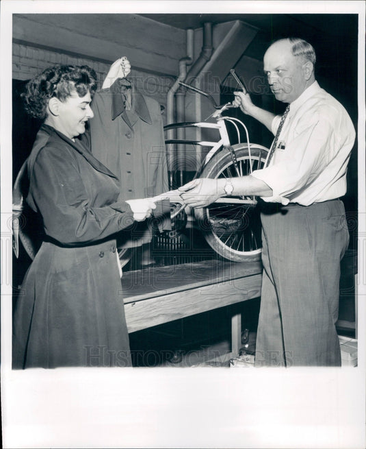 1955 Detroit Police Auction Sgt Ponke Press Photo - Historic Images