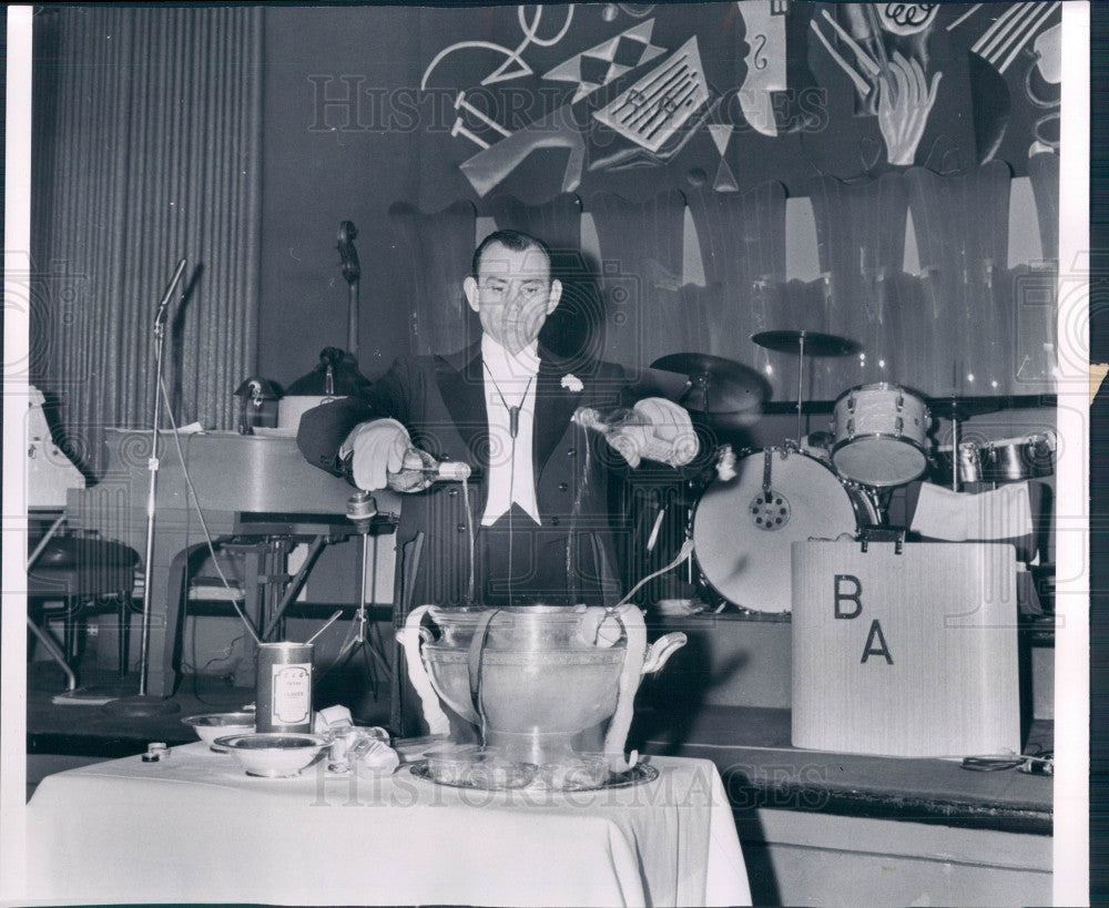 1957 Waiter Eddie Butler Press Photo - Historic Images