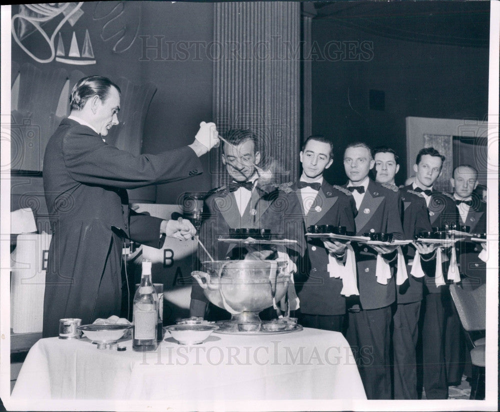 1957 Waiter Eddie Butler Press Photo - Historic Images