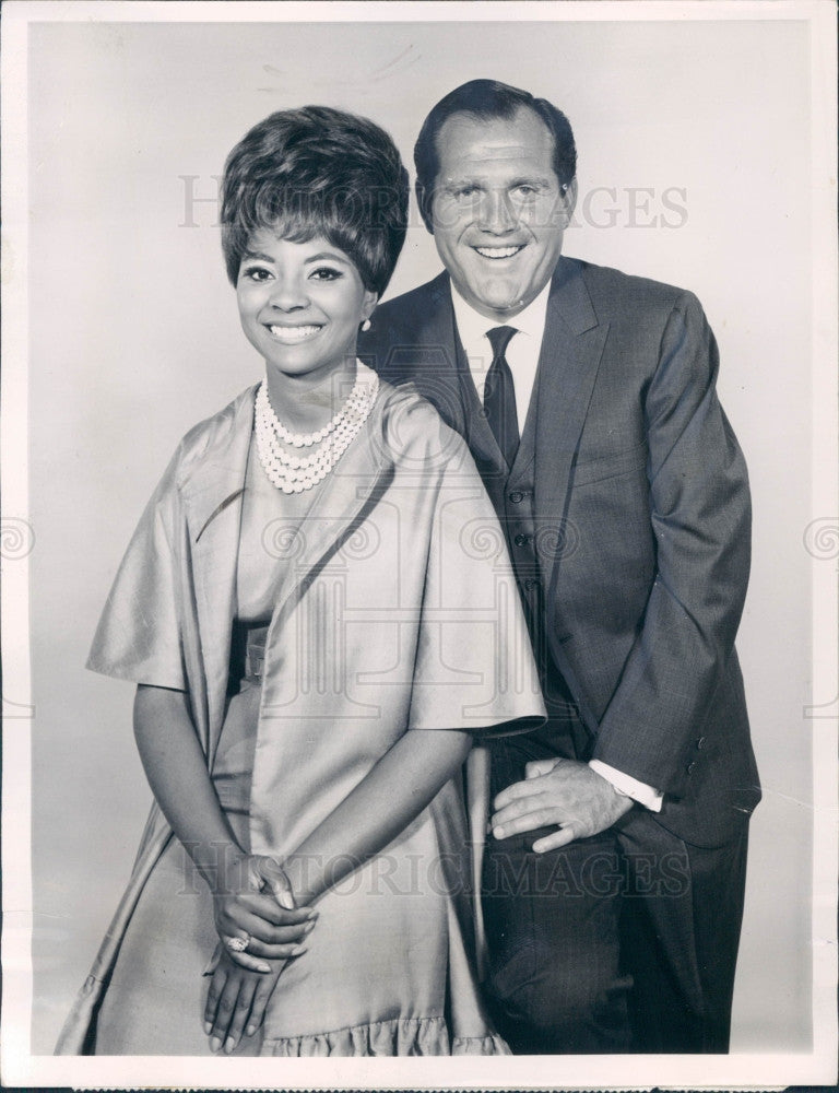 1964 Actress/Singer Leslie Uggams Alan King Press Photo - Historic Images