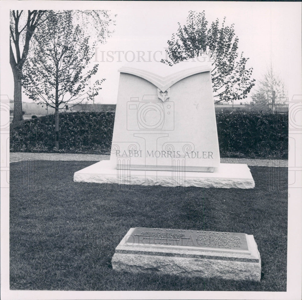 1967 Rabbi Morris Adler Grave Press Photo - Historic Images