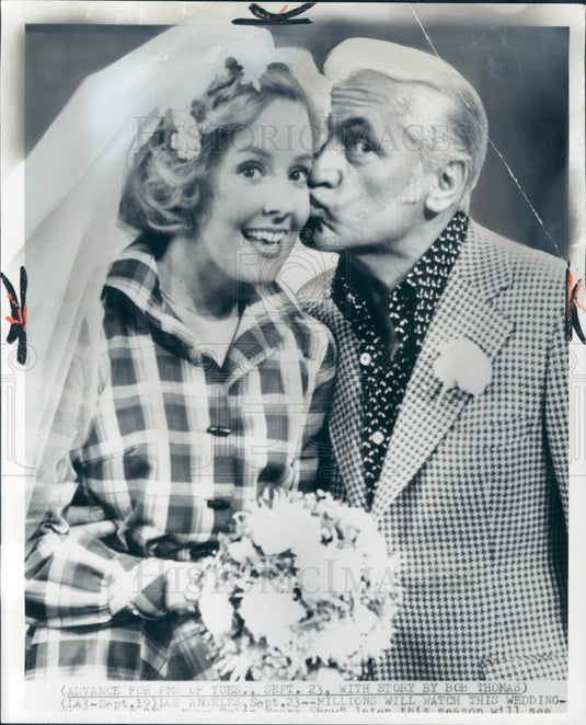 1975 Actors Georgia Engel & Ted Knight Press Photo - Historic Images