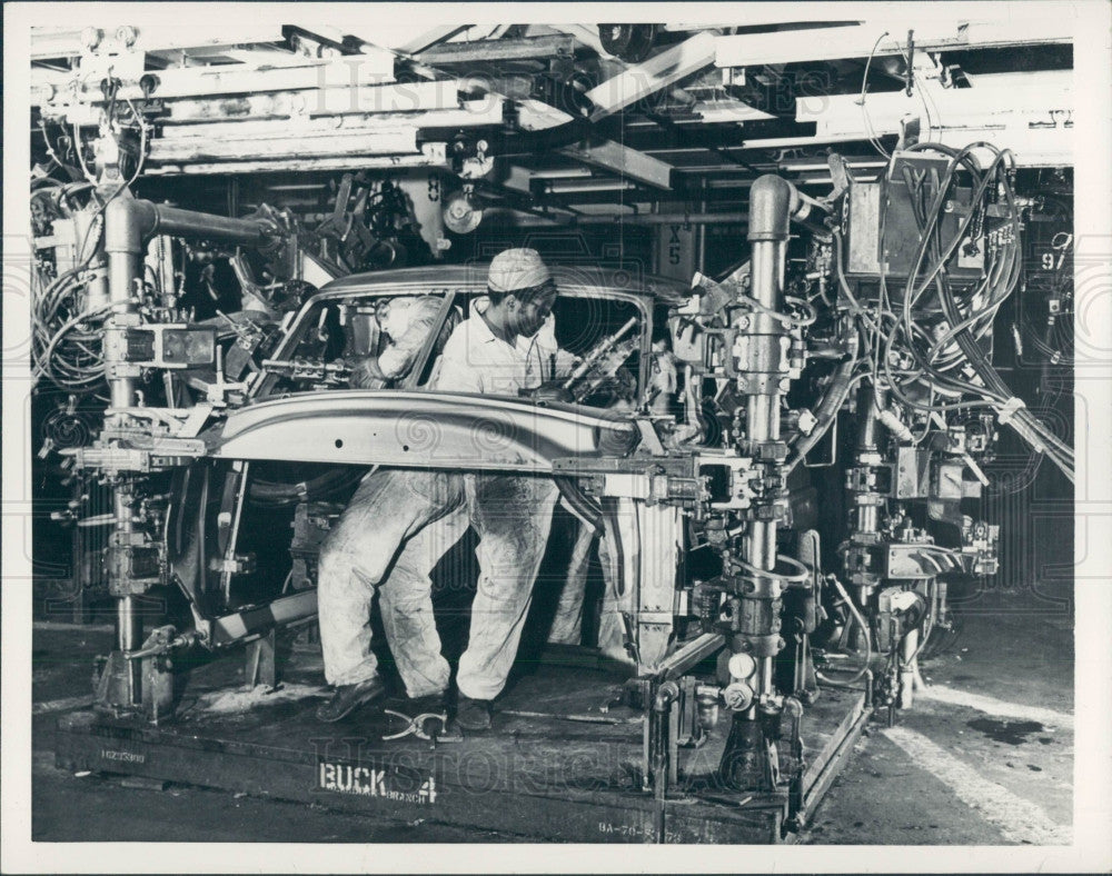 1957 Automobile Production Press Photo - Historic Images