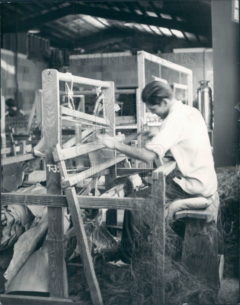 1951 Hand Loom Weaving Press Photo - Historic Images