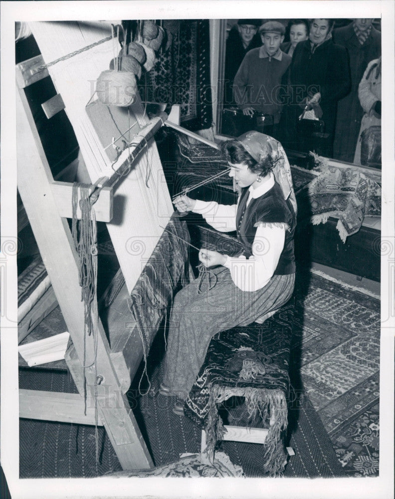 1957 Frankfurt Germany Carpet Weaver Press Photo - Historic Images