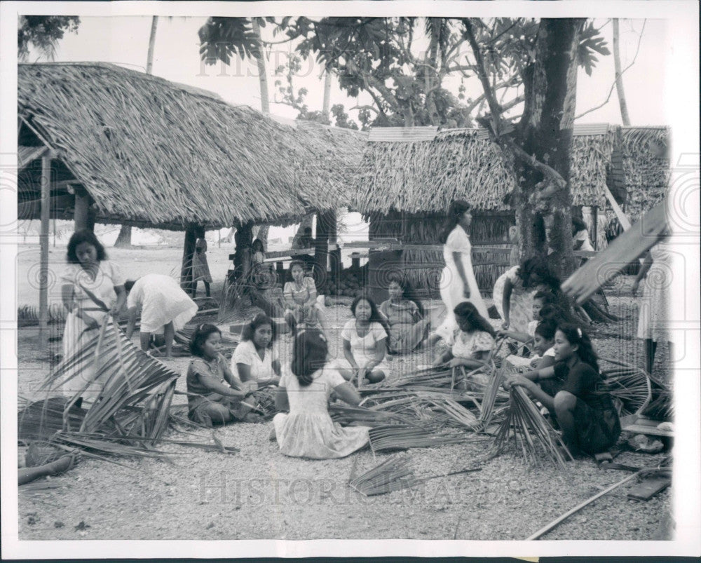 1954 Marshall Isle Rong Rong Women Weaving Press Photo - Historic Images