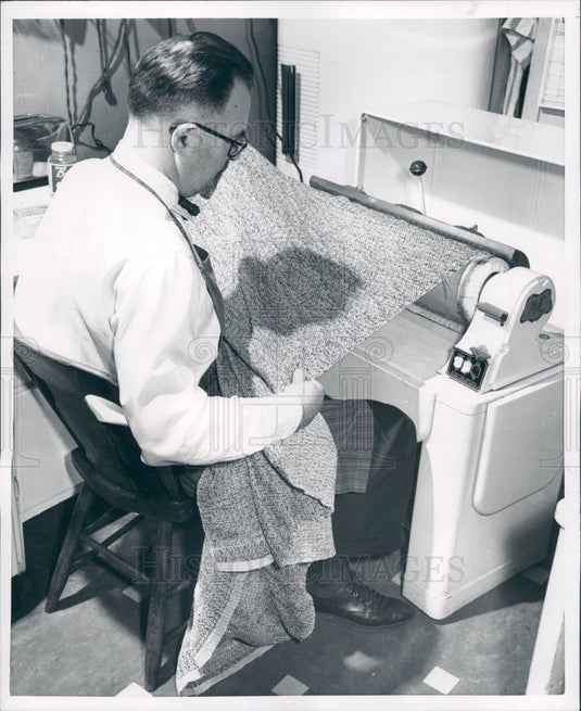 1955 Chicago Photographer Fisher Weaving Press Photo - Historic Images
