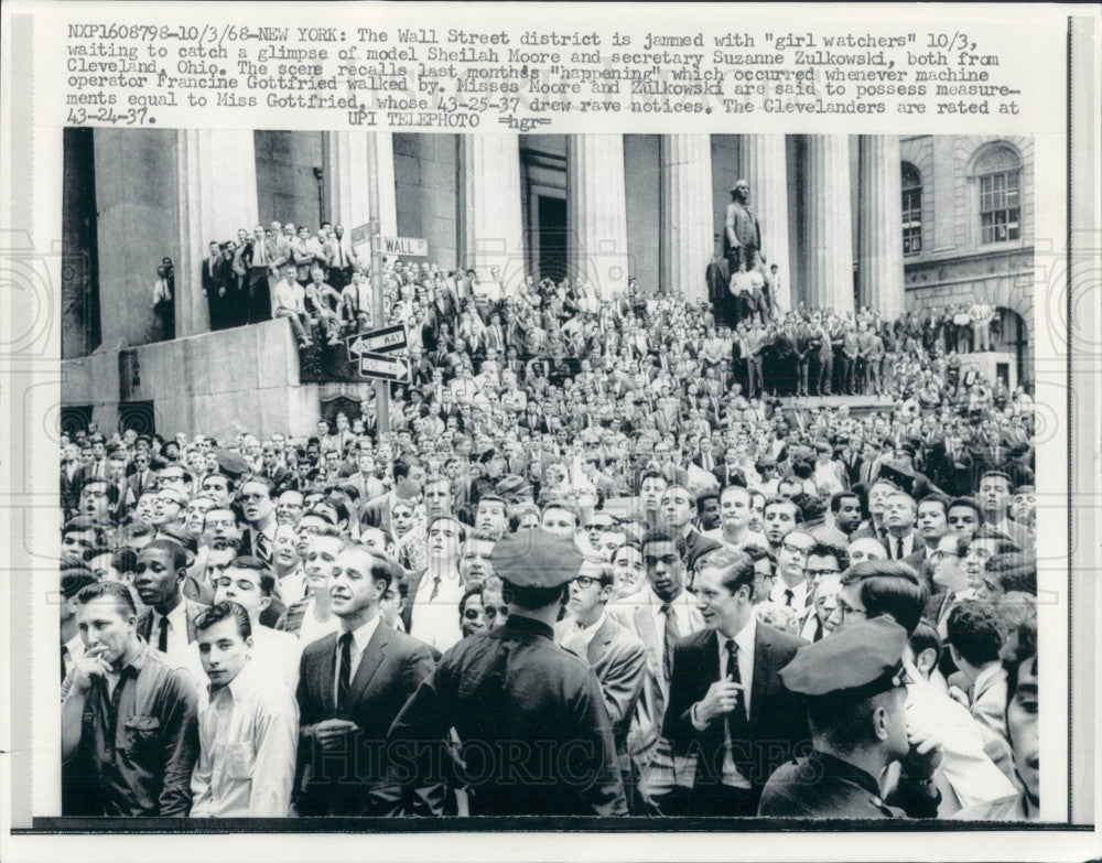 1968 NYC Wall Street Girl Watchers Press Photo - Historic Images