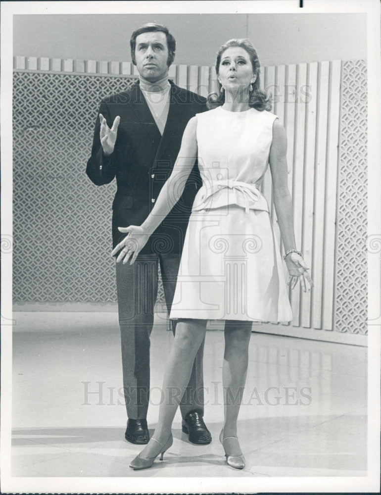 1969 Actors Cyd Charisse &amp; Tony Sandler Press Photo - Historic Images