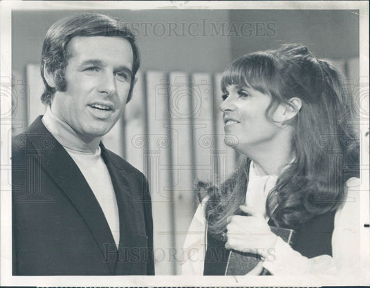 1969 Actors Barbara Feldon & Tony Sandler Press Photo - Historic Images