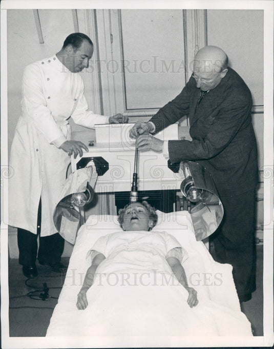 1938 Paris France Short Wave Healing Press Photo - Historic Images