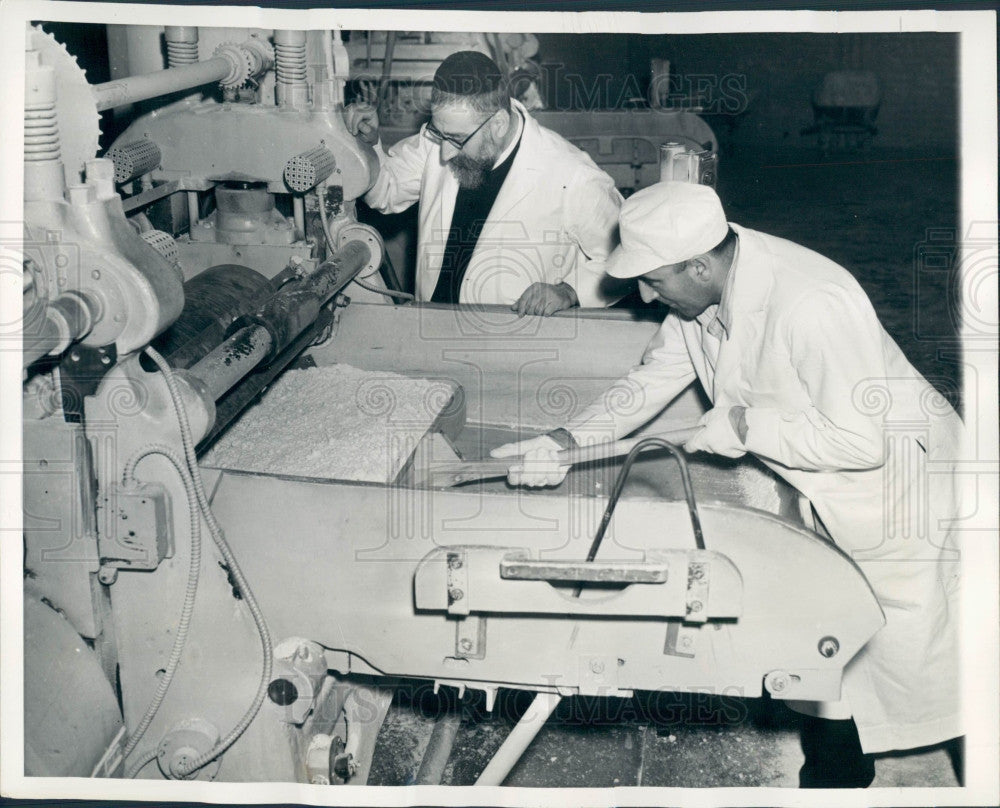 1939 Making Matzoth Unleavened Bread Press Photo - Historic Images