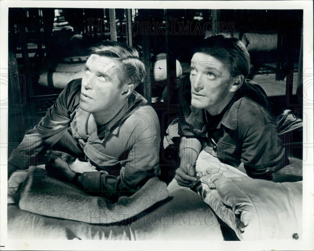 1965 Actors George Peppard &amp; Jeremy Kemp Press Photo - Historic Images