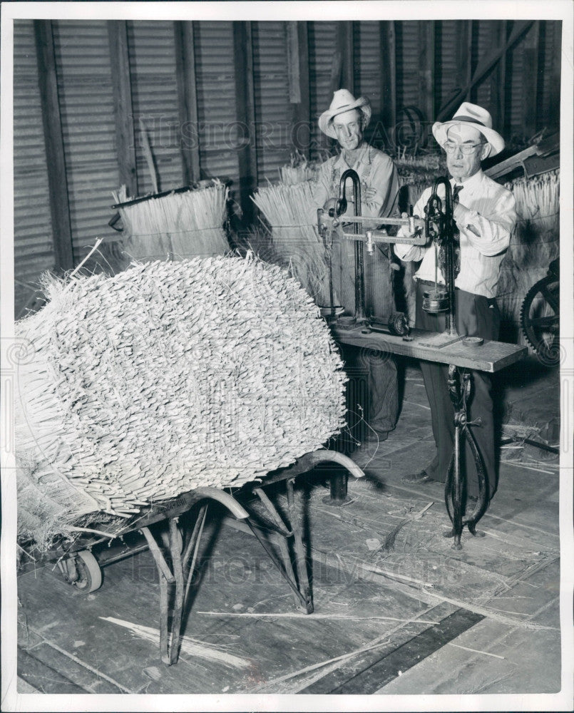 1950 Cornbroom Maker R. E. Kelly Press Photo - Historic Images