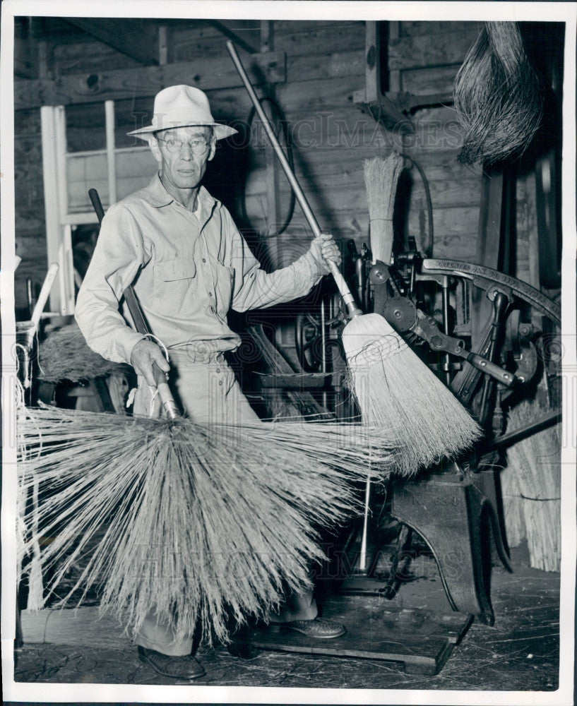 1950 Cornbroom Maker R. E. Kelly Press Photo - Historic Images