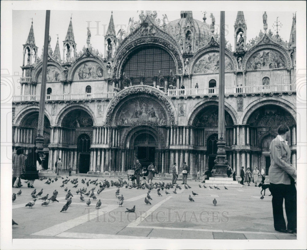 1947 Venice Church of San Marco Pigeons Press Photo - Historic Images