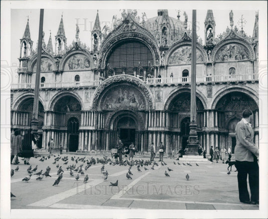 1947 Venice Church of San Marco Pigeons Press Photo - Historic Images