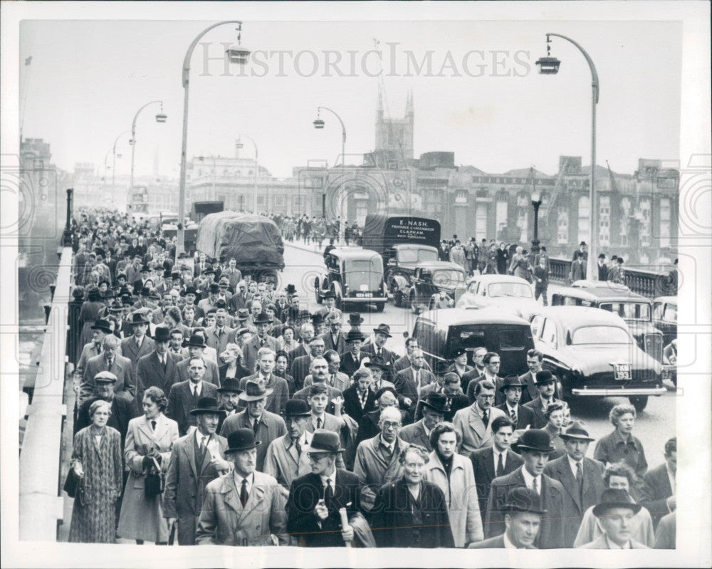 1954 London Bridge Pedestrians Bus Strike Press Photo - Historic Images