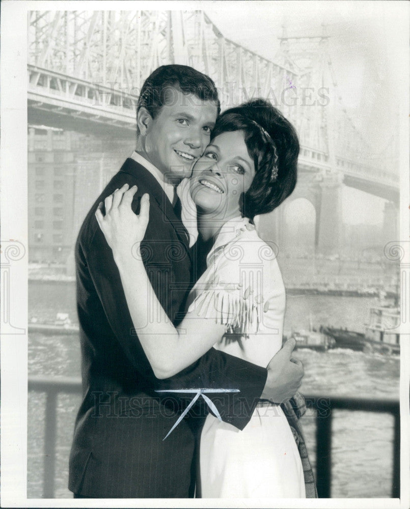 1957 Actors Dwayne Hickman &amp; Leslie Perkins Press Photo - Historic Images