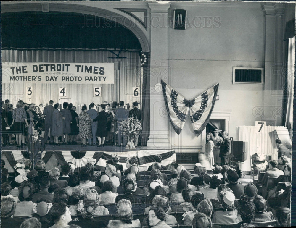 1945 Detroit Times Mothers Day Photo Party Press Photo - Historic Images