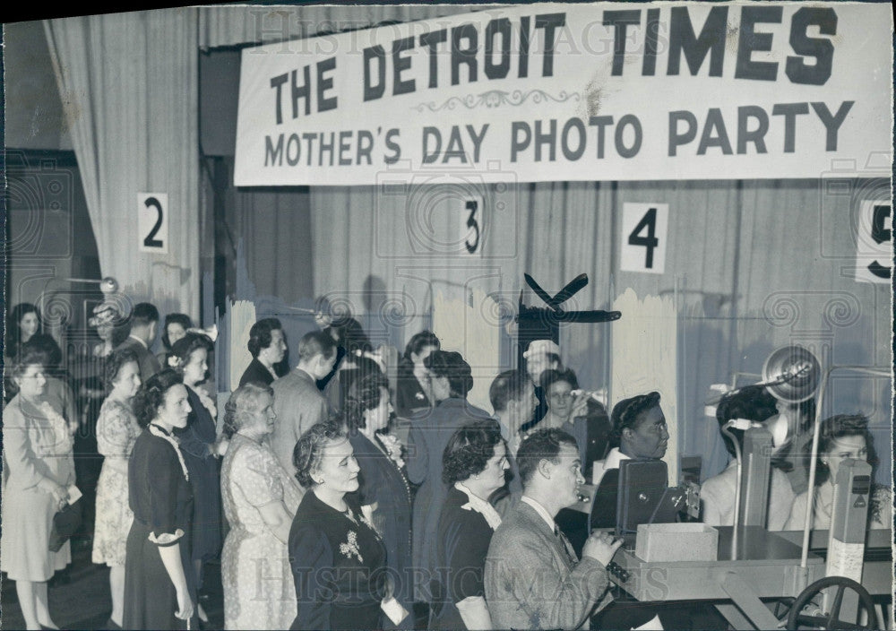 1945 Detroit Times Mothers Day Photo Party Press Photo - Historic Images