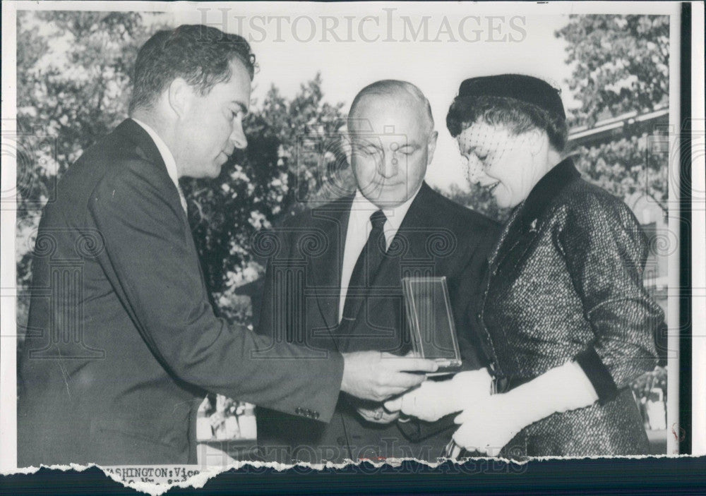 1953 VP Nixon GM Exec Sherrod Skinner Press Photo - Historic Images