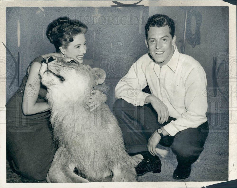 1956 Actors Paul Bruke &amp; May Wynn Press Photo - Historic Images