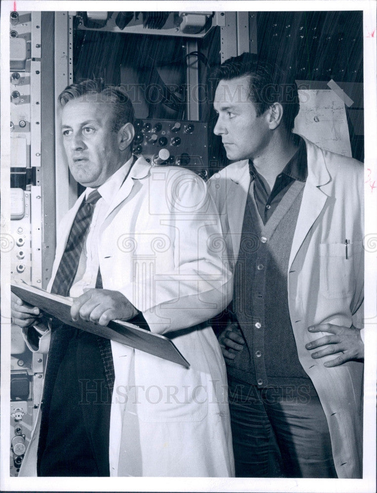 1959 Actors Lee Cobb & Kenneth Haigh Press Photo - Historic Images