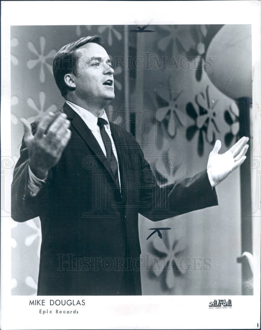 1966 Actor Mike Douglas Press Photo - Historic Images