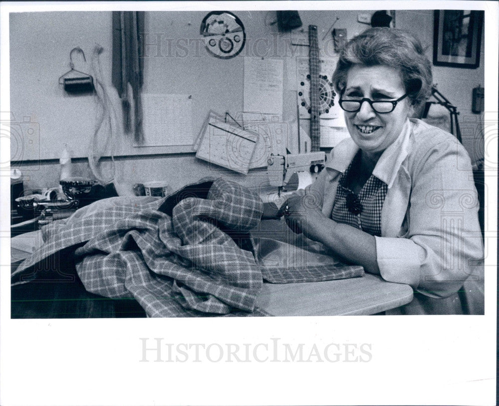 1977 Costume Designer Helen Markovitch Press Photo - Historic Images