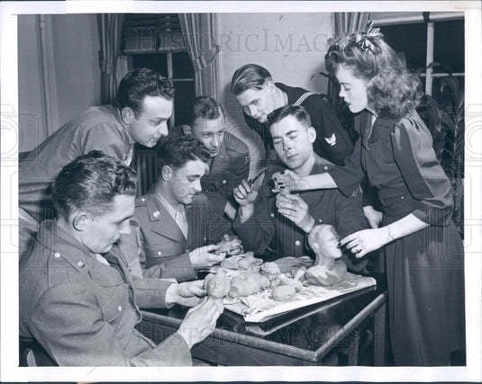 1944 Artist Jackie Tucker Press Photo - Historic Images