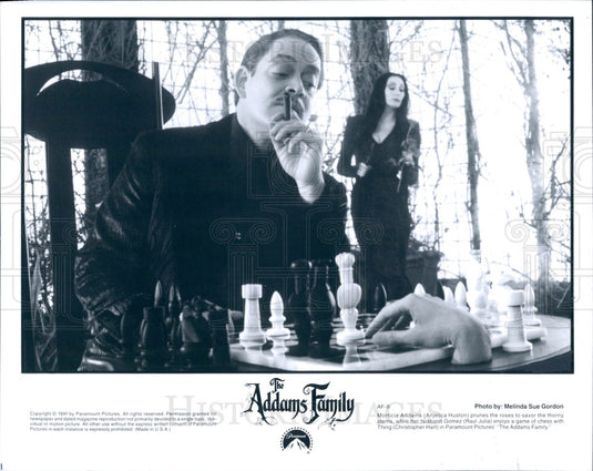 1991 Actors Raul Julia/Anjelica Huston Press Photo - Historic Images