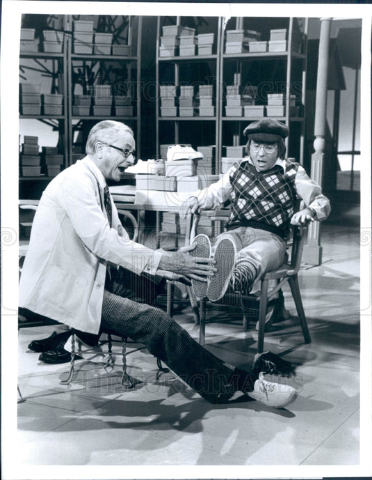 1973 Actors Arte Johnson & Robert Young Press Photo - Historic Images