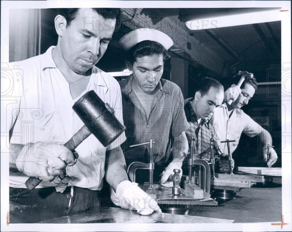 1945 Hand Pounding Aluminum Press Photo - Historic Images