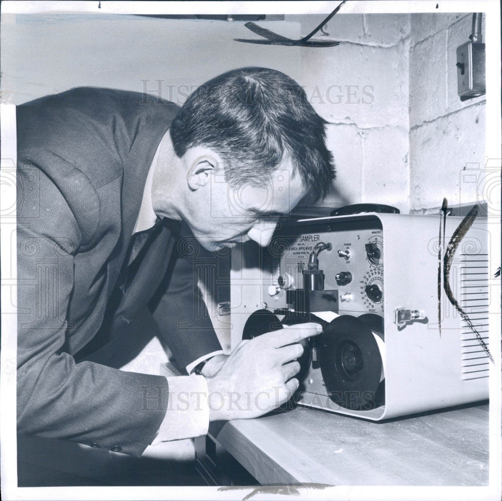 1967 Walter Luckins Air Pollution Analyzer Press Photo - Historic Images