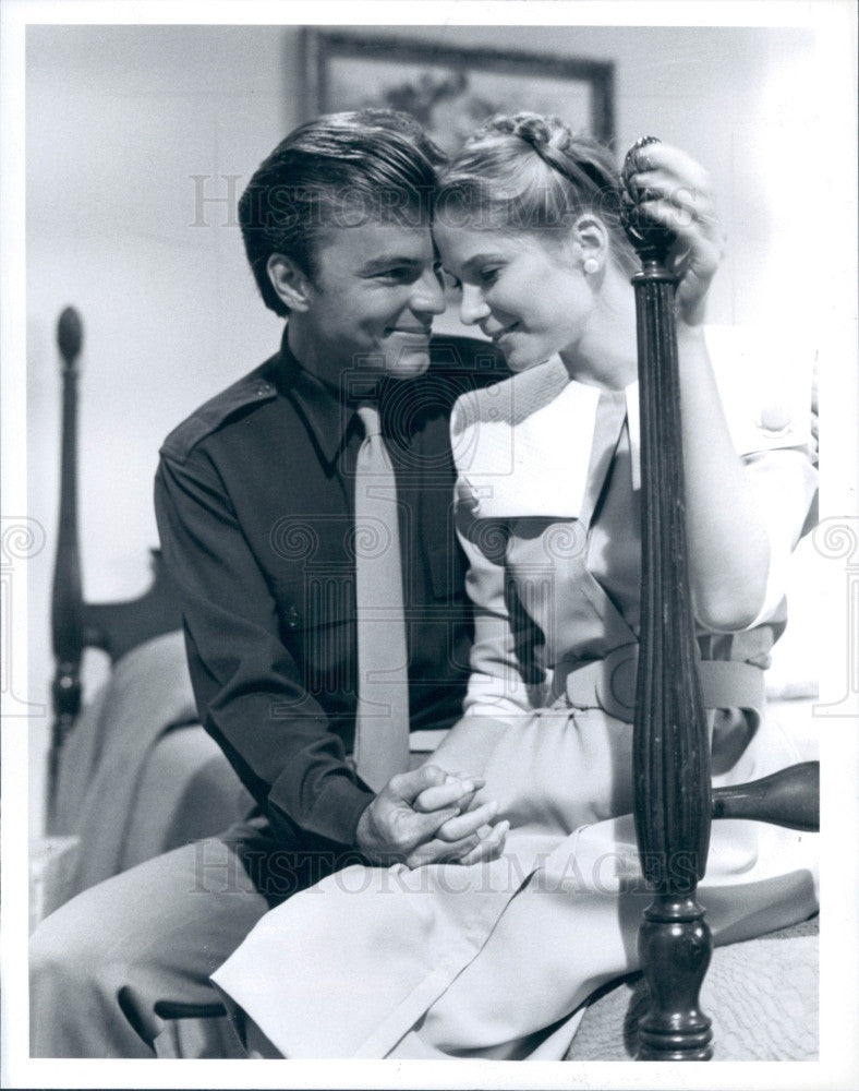 1981 Actors Edward Albert &amp; Deborah Raffin Press Photo - Historic Images