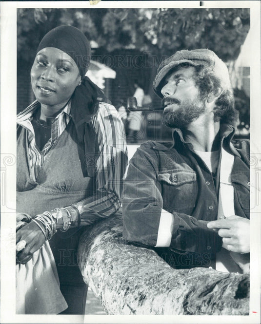 1976 Actors David Birney and Madge Sinclair Press Photo - Historic Images