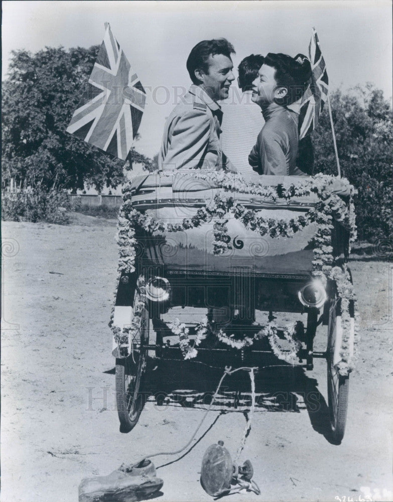 1960 Actors Yoko Tani &amp; Dirk Bogarde Press Photo - Historic Images
