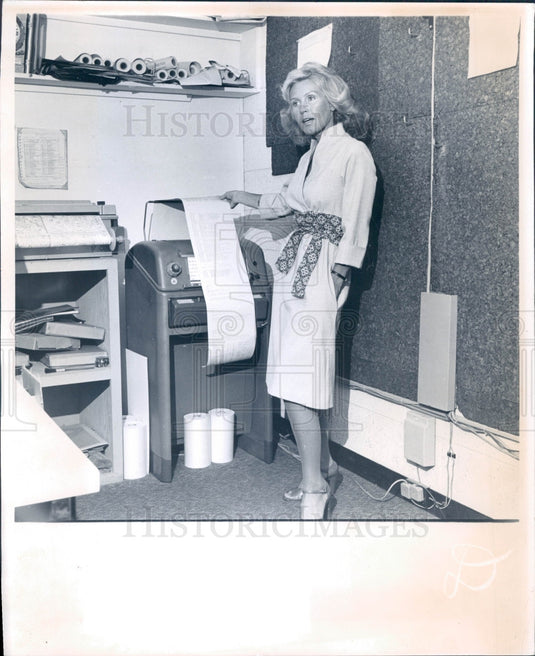 1975 Detroit Meteorologist Marilyn Turner Press Photo - Historic Images