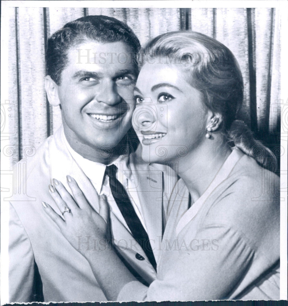 1960 Actress Lori Nelson &amp; Johnny Mann Press Photo - Historic Images