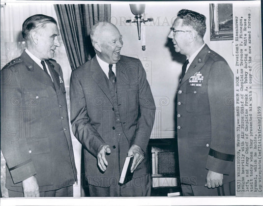 1959 US Pres Eisenhower & Chaplains Press Photo - Historic Images