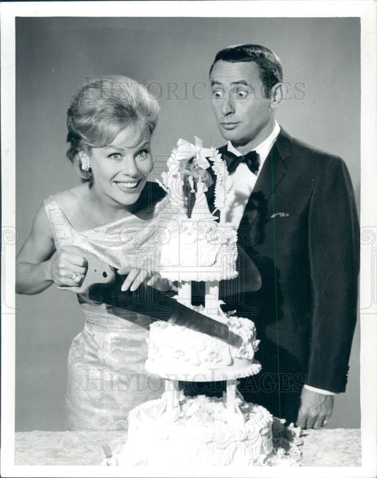 1962 Actors Abby Dalton & Joey Bishop Press Photo - Historic Images